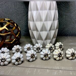 Stunning White & Gold Porcelain knobs(12) w/ silver accent.
*4 knobs off white.